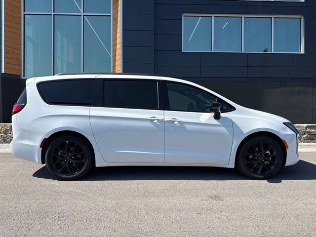 New 2027 Chrysler Pacifica Limited w/ Family Tech Group FWD image 2