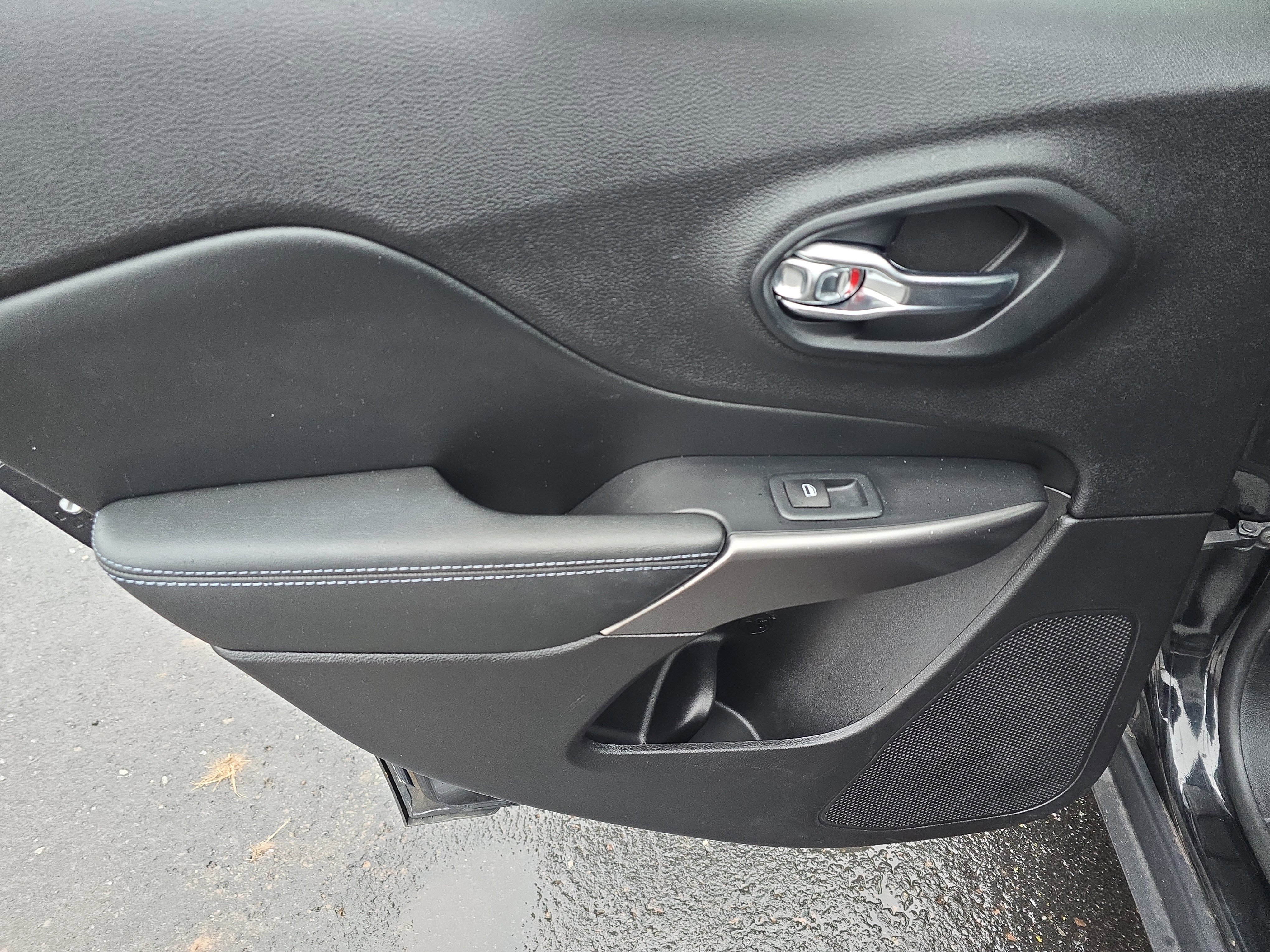 Used 2020 Jeep Cherokee Latitude Plus w/ Cold Weather Group image 16