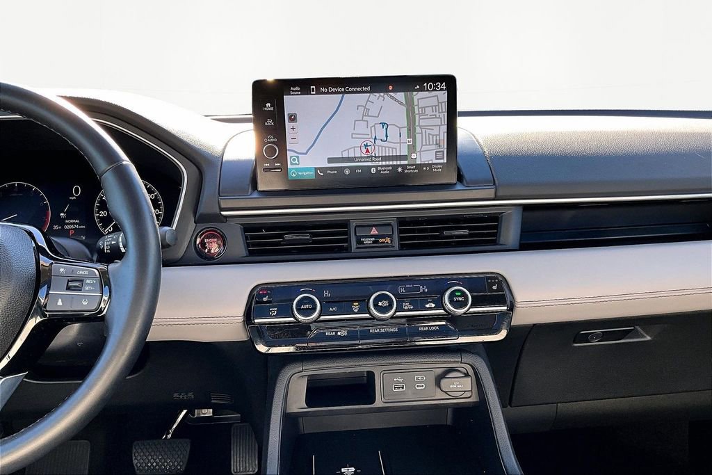 Used 2025 Honda Pilot Touring image 10