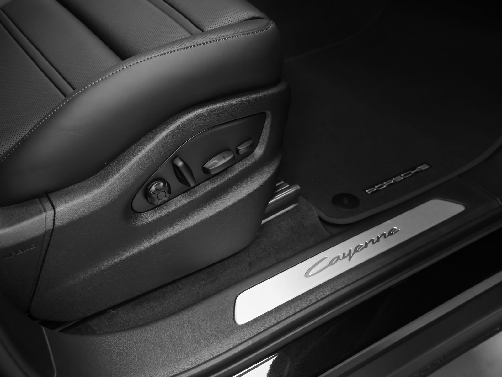 New 2026 Porsche Cayenne Coupe AWD/4WD image 19