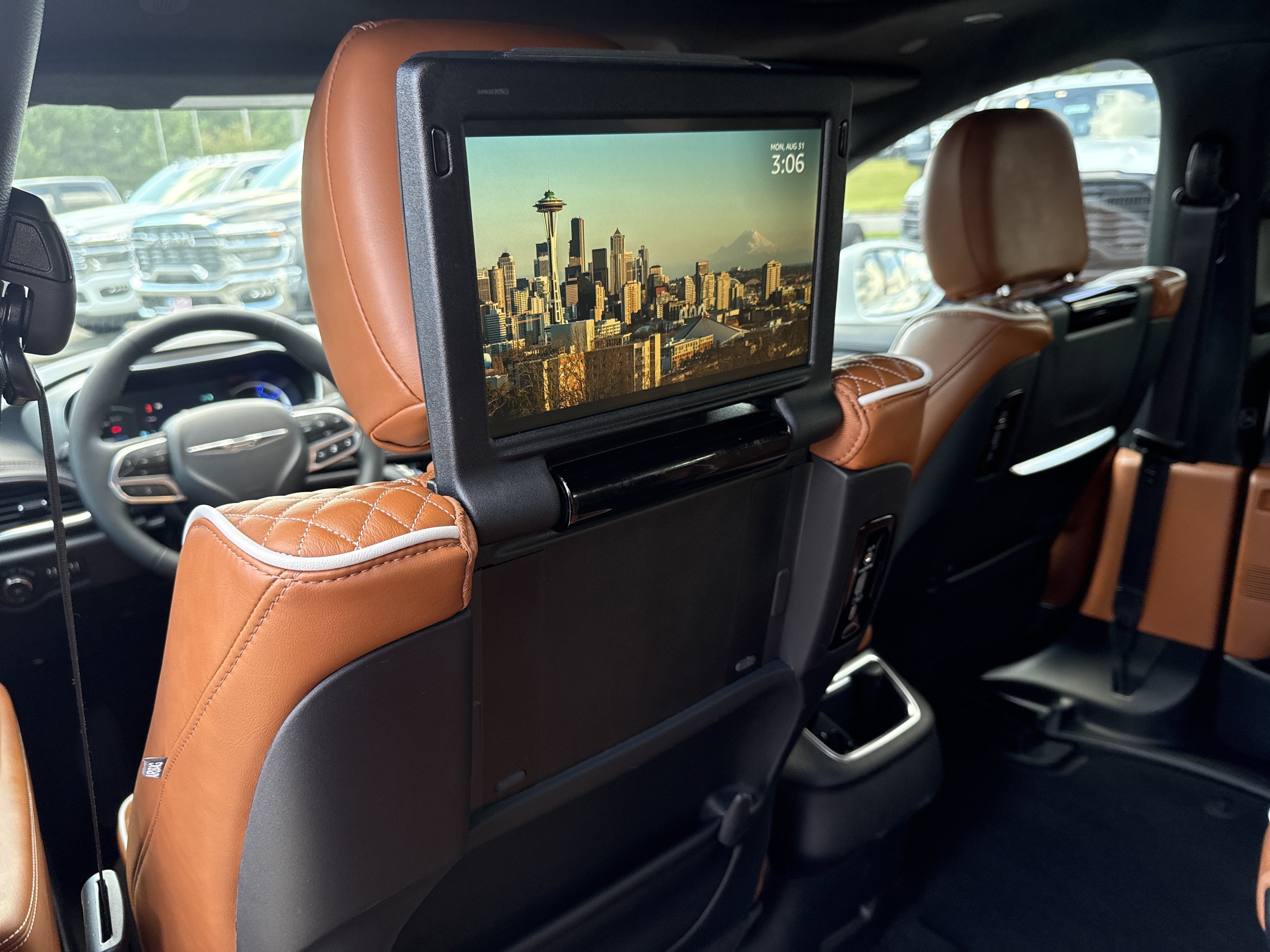Used 2024 Chrysler Pacifica Pinnacle FWD image 23