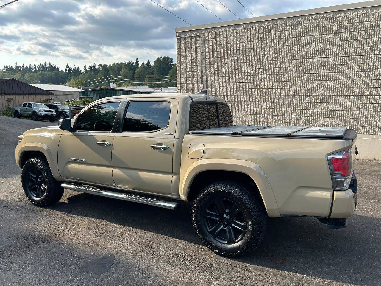 Used 2016 Toyota Tacoma Limited w/ Towing Package AWD/4WD image 7
