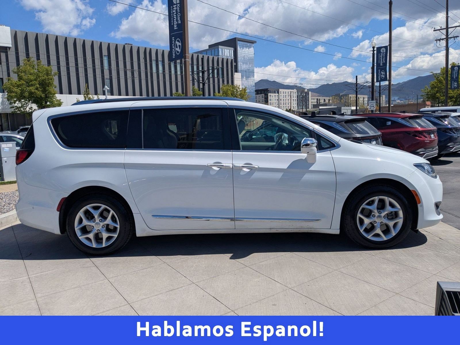 Used 2020 Chrysler Pacifica Limited w/ Advanced Safetytec Group FWD image 2