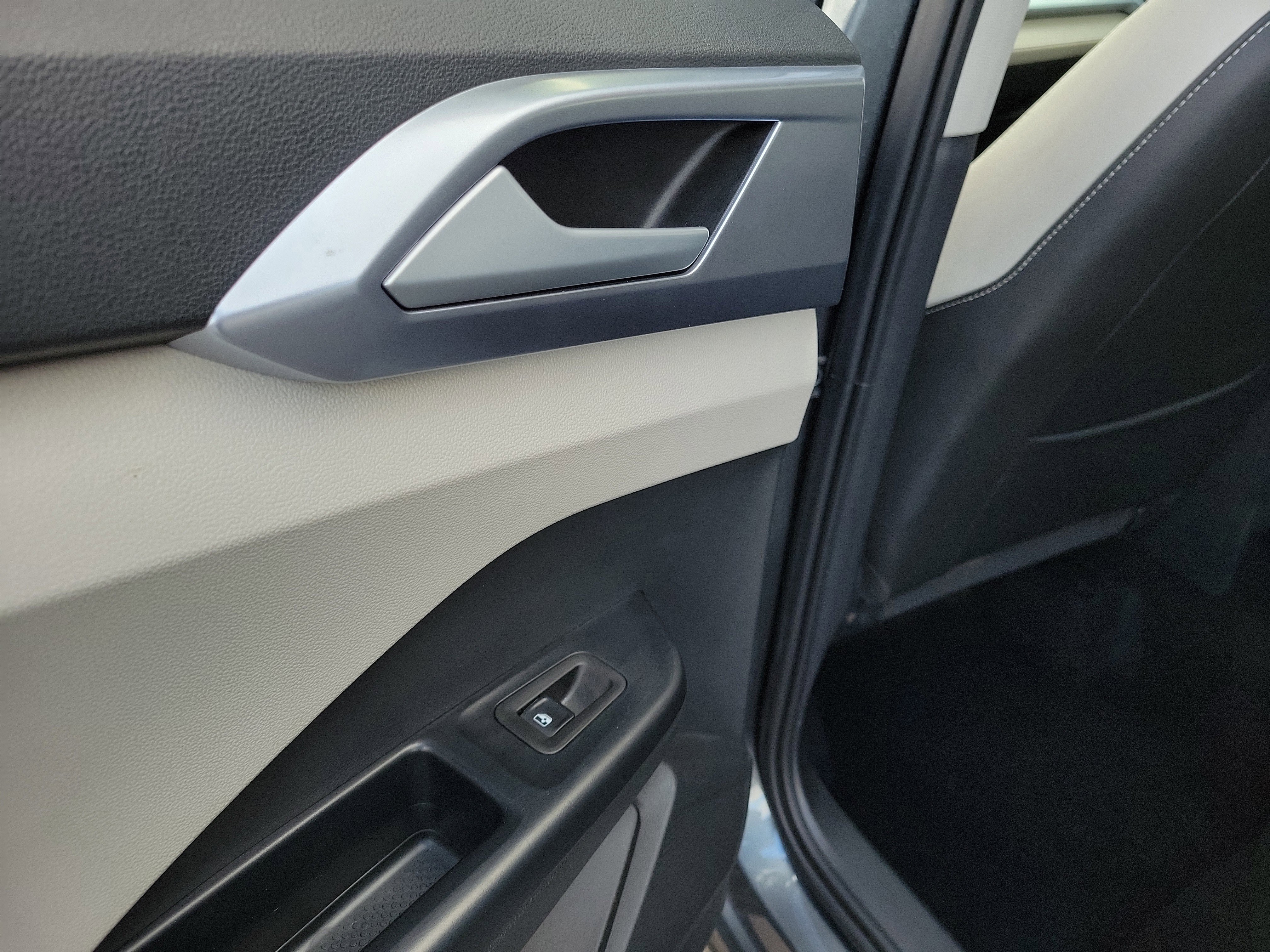 Used 2025 Volkswagen Taos SE image 13