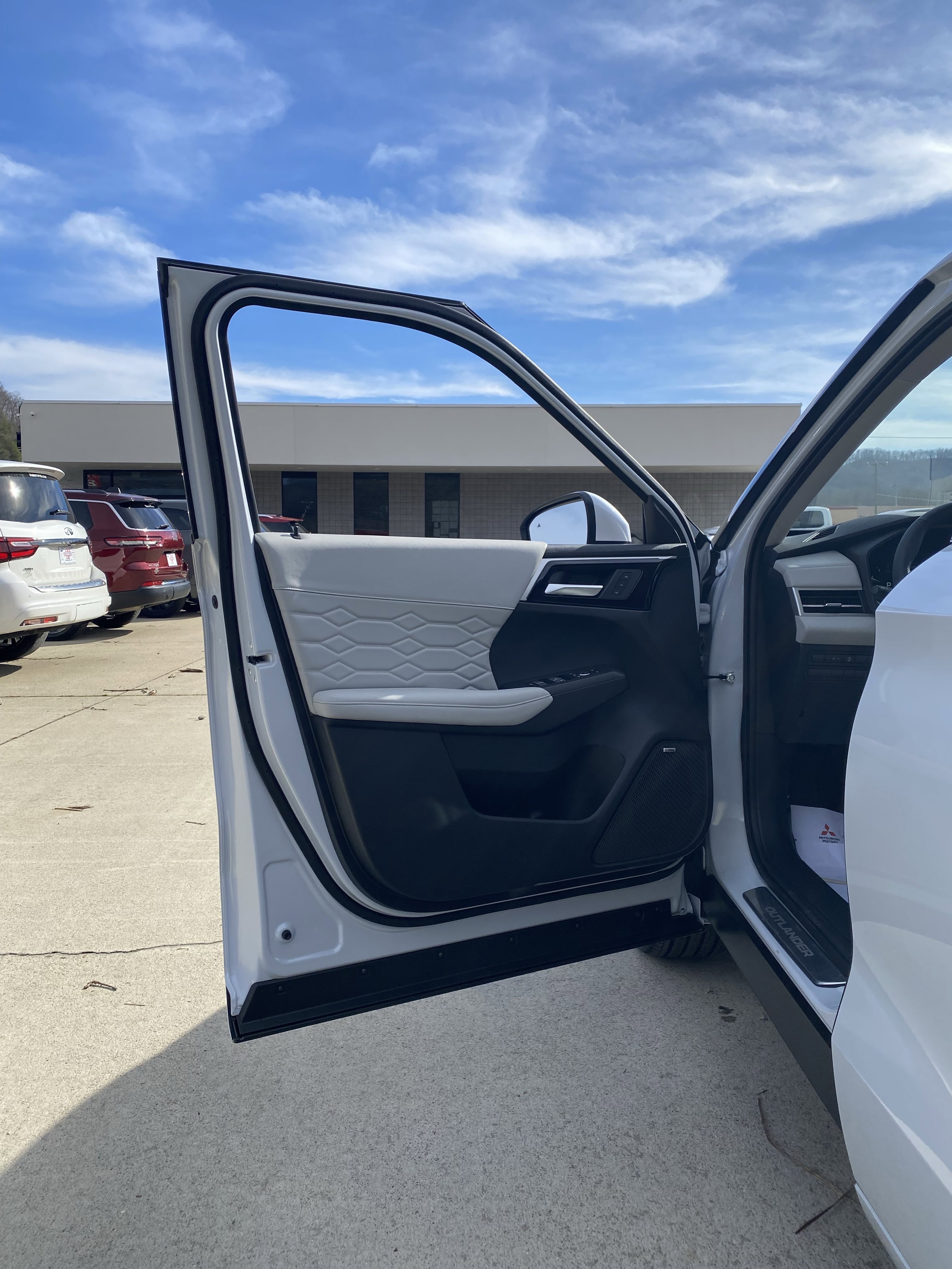 New 2026 Mitsubishi Outlander SEL image 3