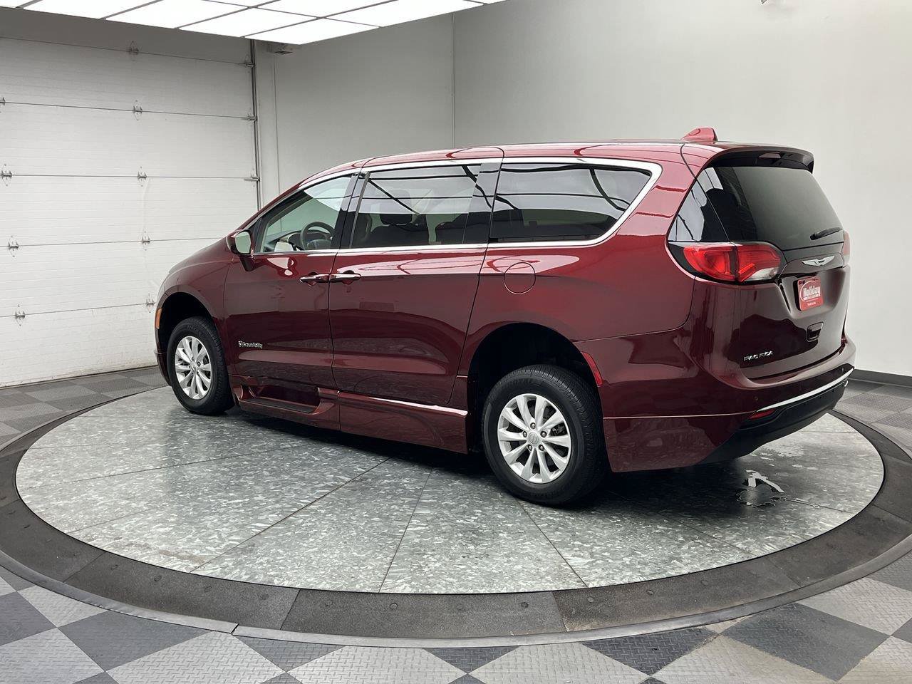 Used 2018 Chrysler Pacifica Touring Plus FWD image 2