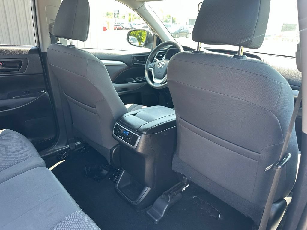 Used 2019 Toyota Highlander LE AWD/4WD image 32