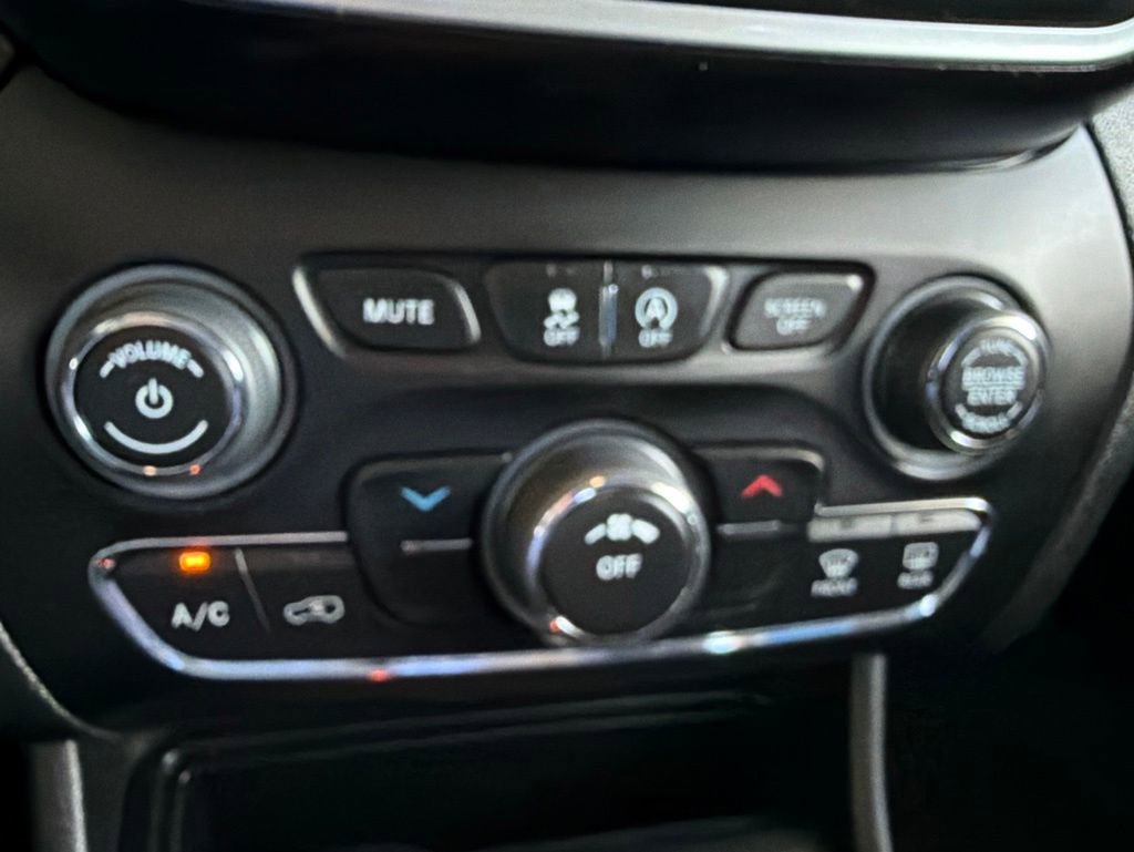 Used 2020 Jeep Cherokee Latitude w/ Cold Weather Group FWD image 16