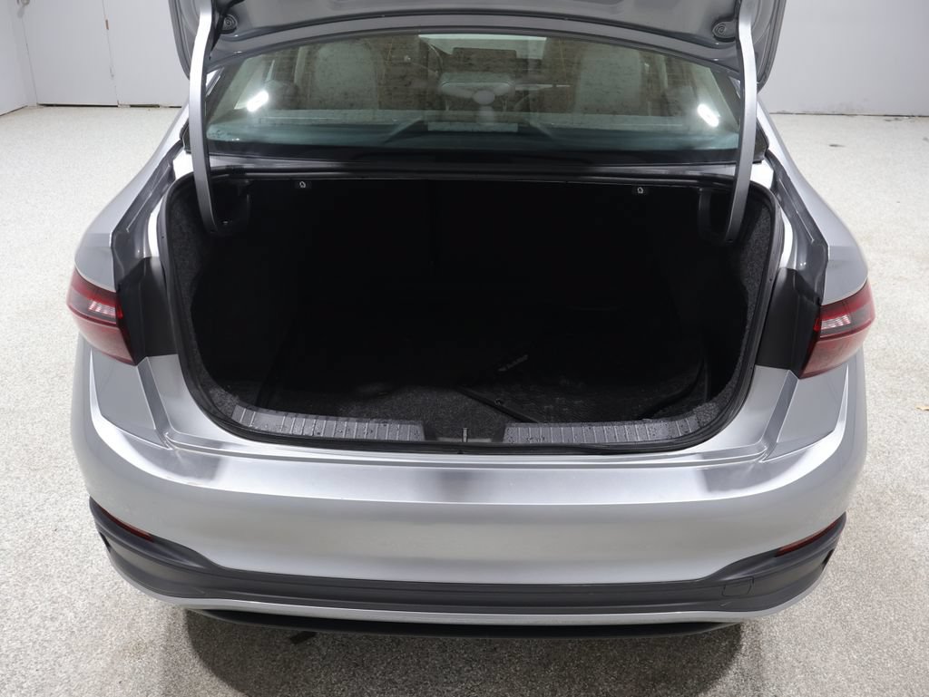 Used 2025 Volkswagen Jetta SE FWD image 21
