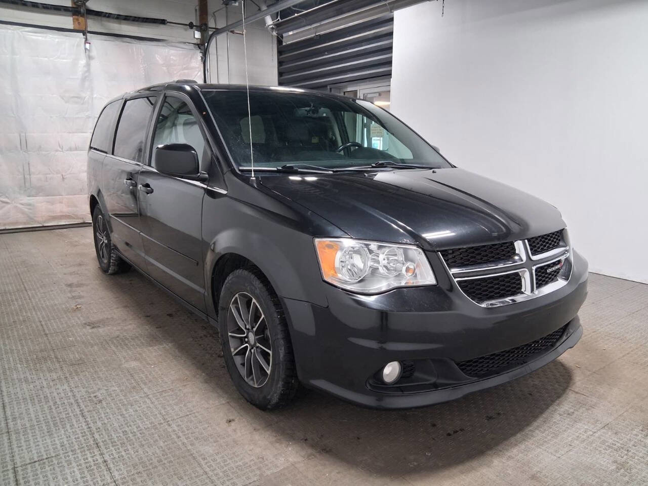 Used 2017 Dodge Grand Caravan SXT image 4