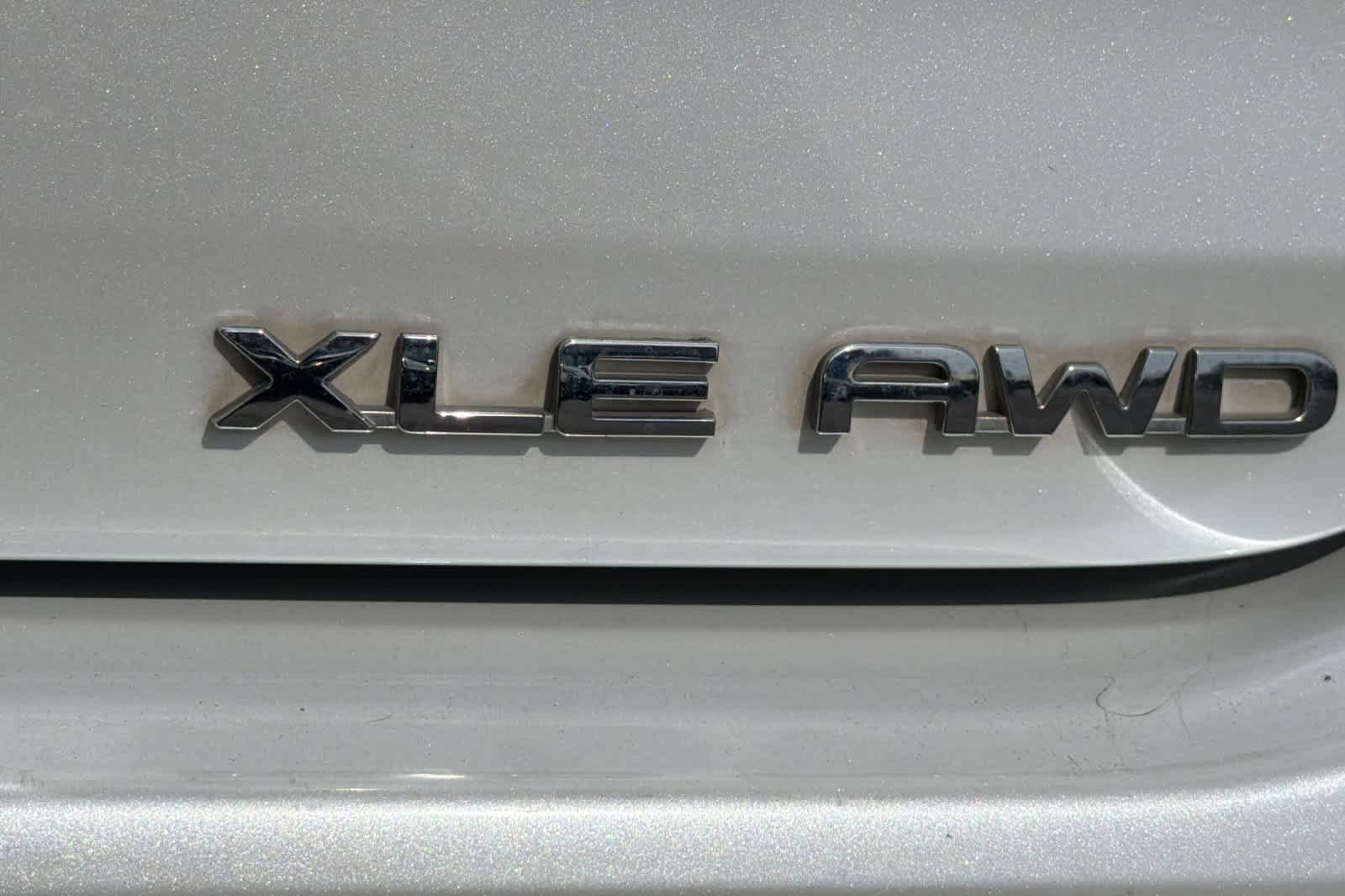 Used 2022 Toyota Highlander XLE AWD/4WD image 12