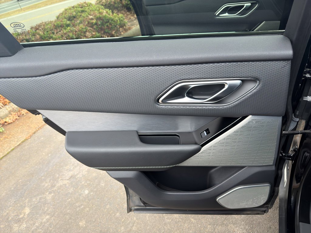 Used 2019 Land Rover Range Rover Velar R-Dynamic SE image 30