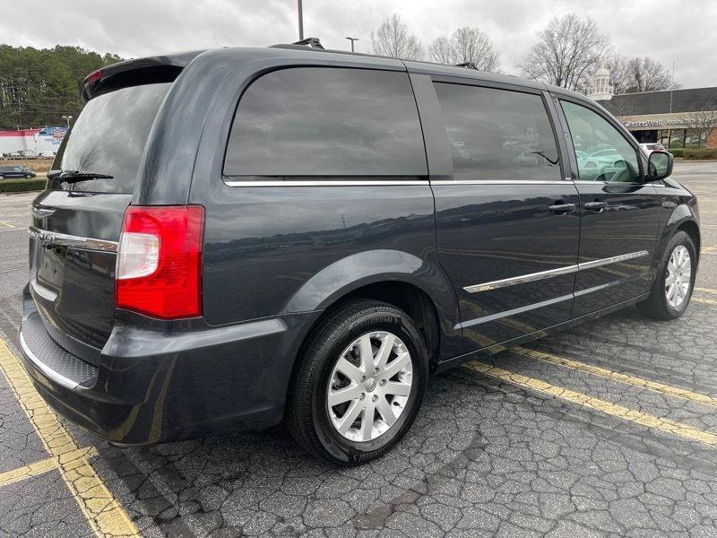 Used 2014 Chrysler Town & Country Touring FWD image 5