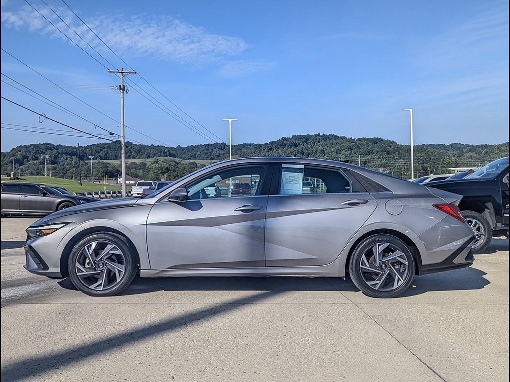 Used 2024 Hyundai Elantra Limited FWD image 10