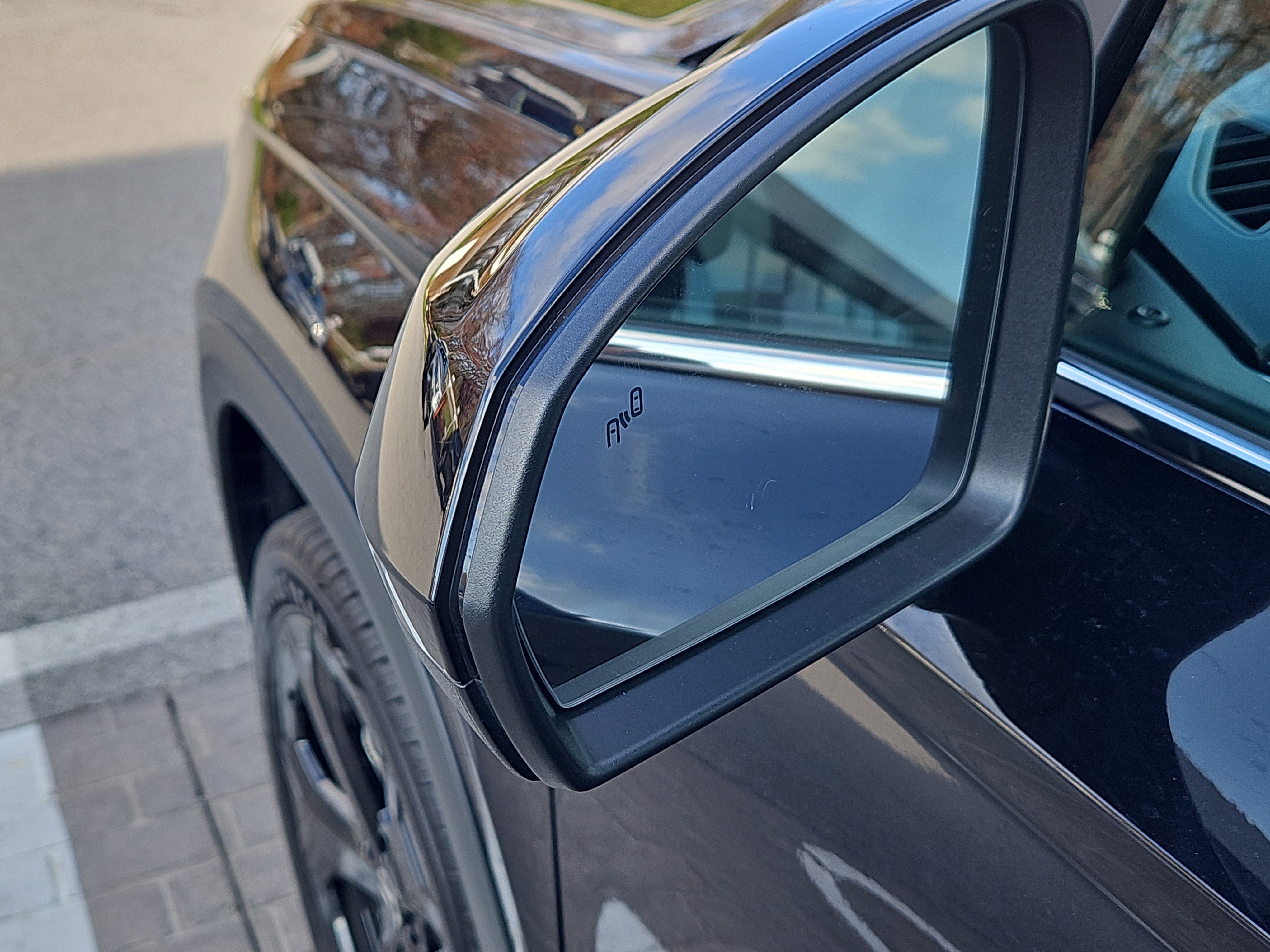 Used 2025 Volkswagen Taos SEL image 17