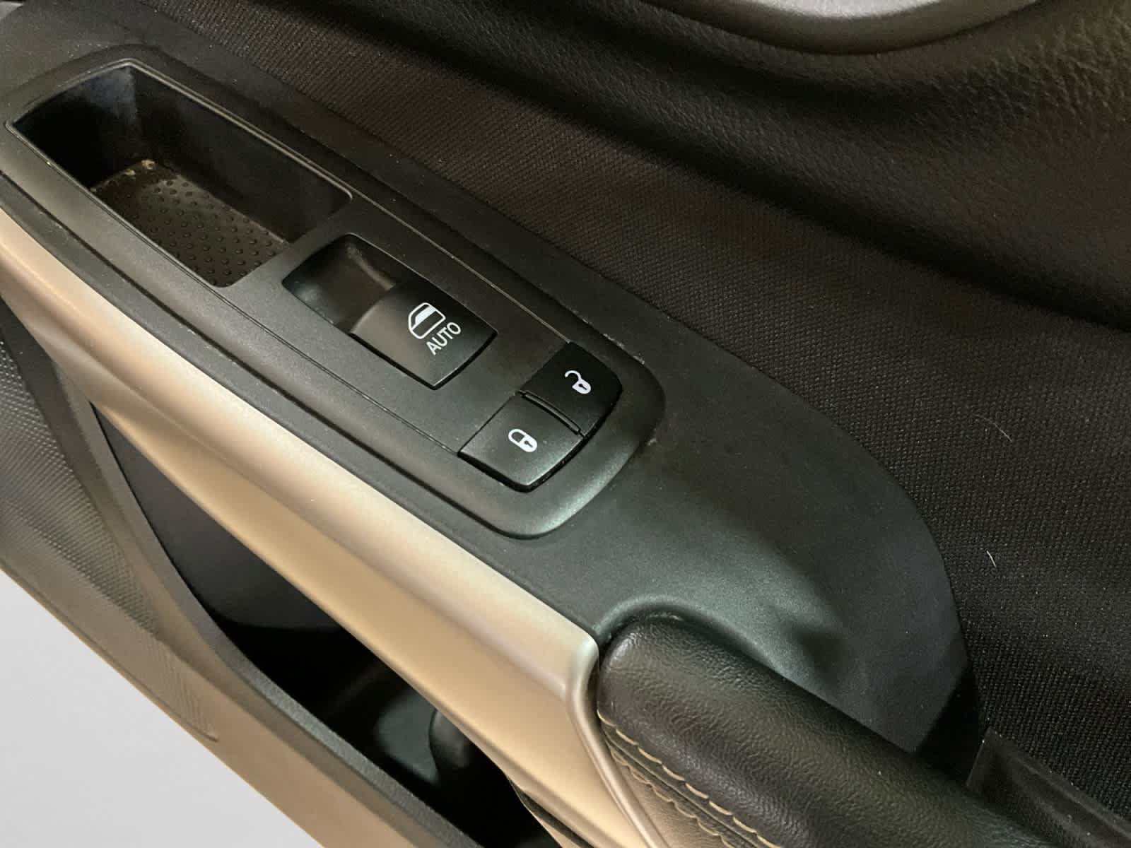 Used 2017 Jeep Cherokee Latitude AWD/4WD image 17