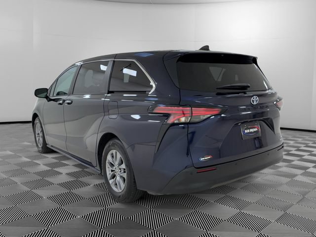 Used 2022 Toyota Sienna XLE FWD image 3