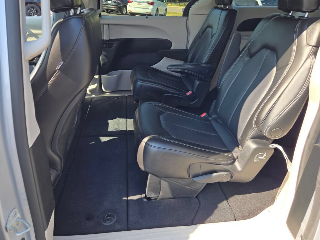 Used 2023 Chrysler Pacifica Touring-L FWD image 23