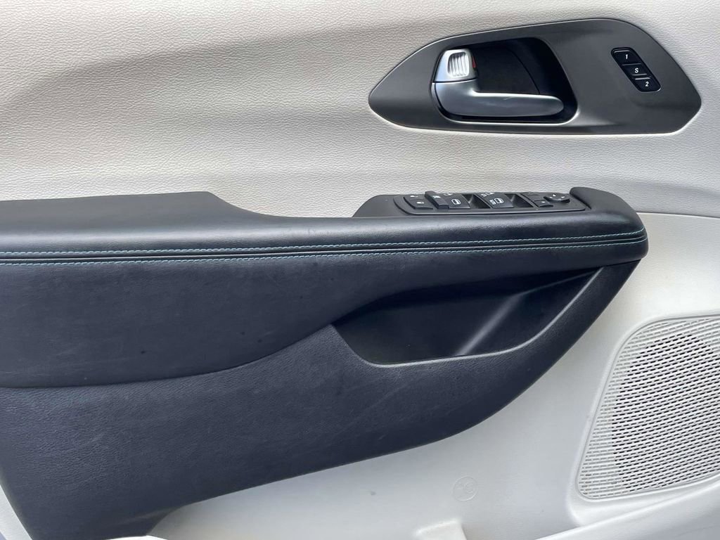 Certified 2021 Chrysler Pacifica Touring-L image 25