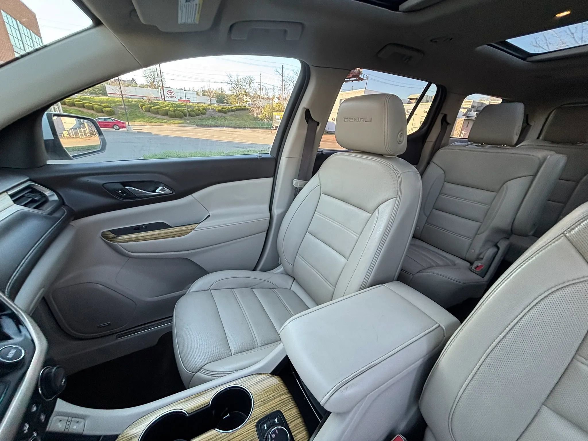 Used 2018 GMC Acadia Denali w/ Technology Package AWD/4WD image 19