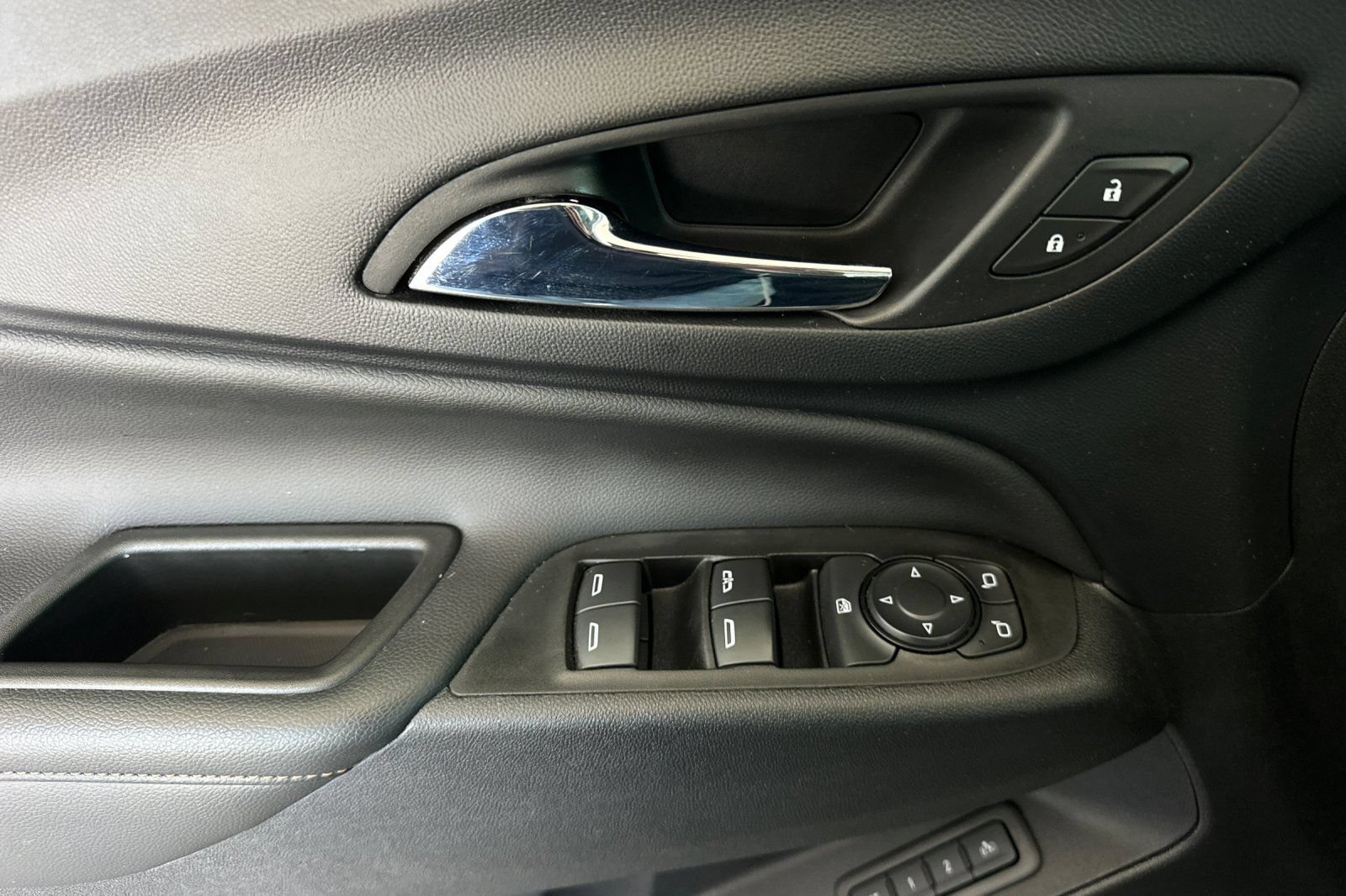 Used 2021 Chevrolet Equinox Premier FWD image 11