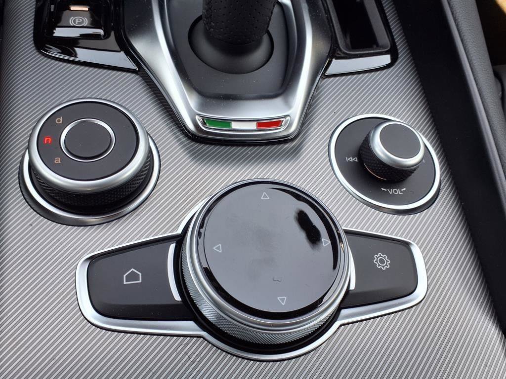 New 2025 Alfa Romeo Giulia w/ Driving Assist Package RWD image 13