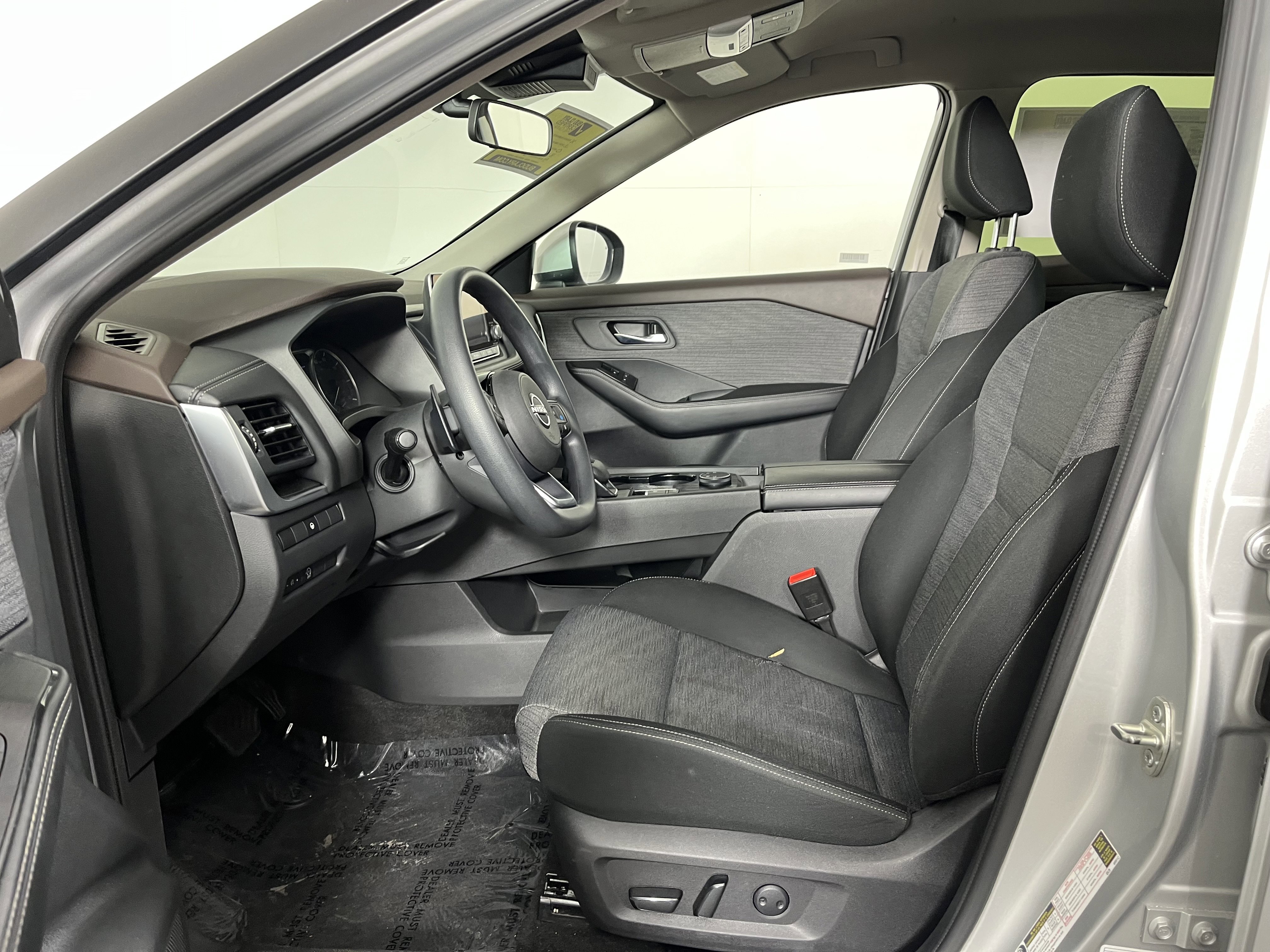Used 2023 Nissan Rogue SV image 10