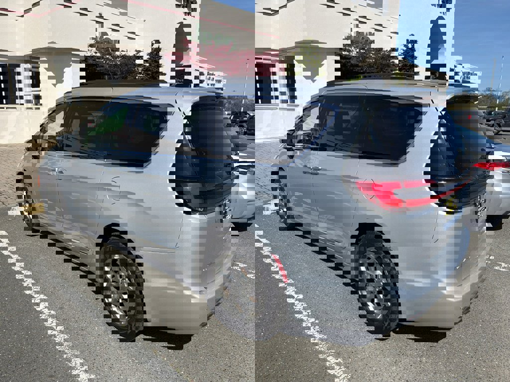 Used 2023 Chrysler Pacifica Limited image 3