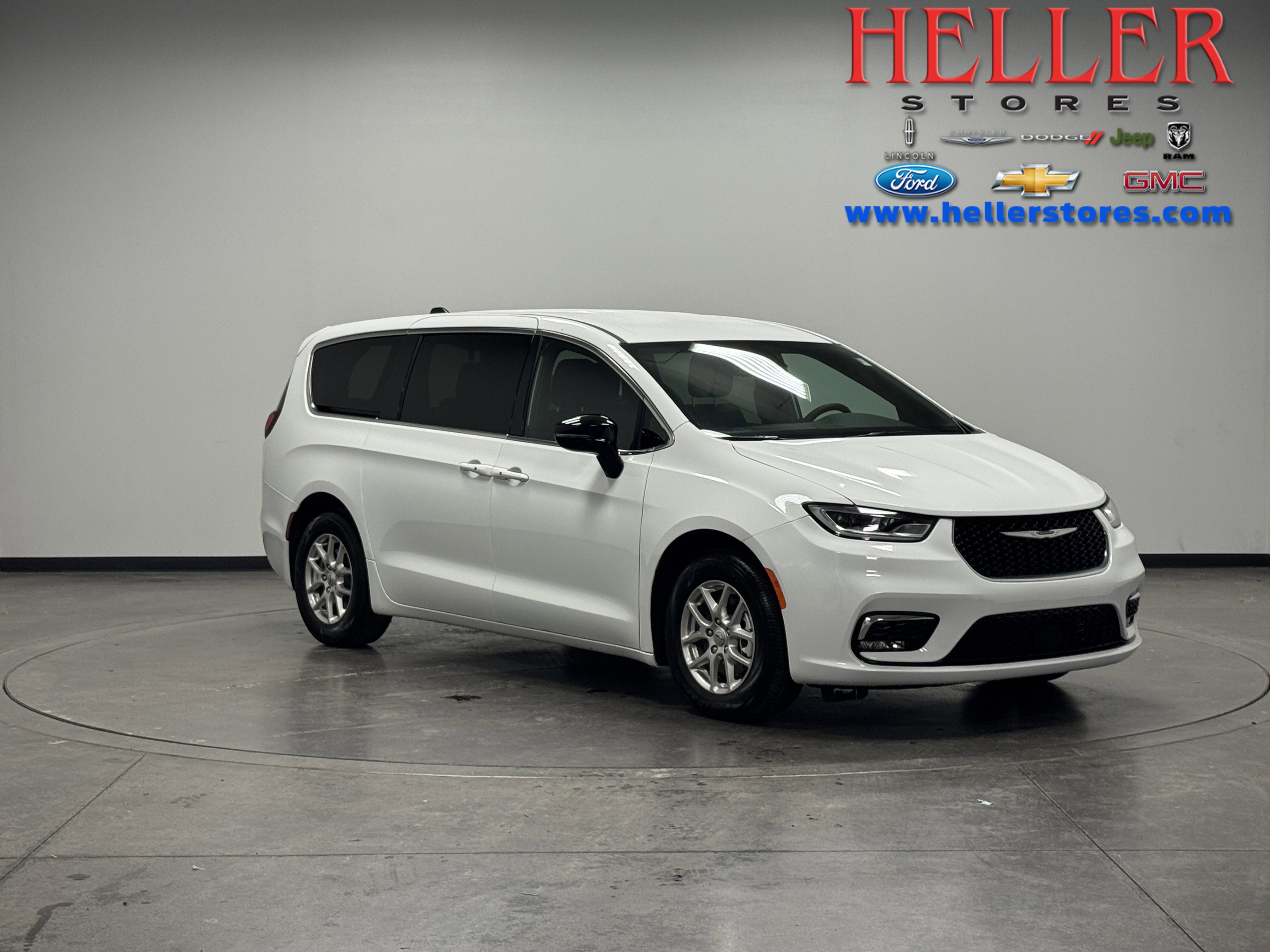 Used 2025 Chrysler Pacifica Select