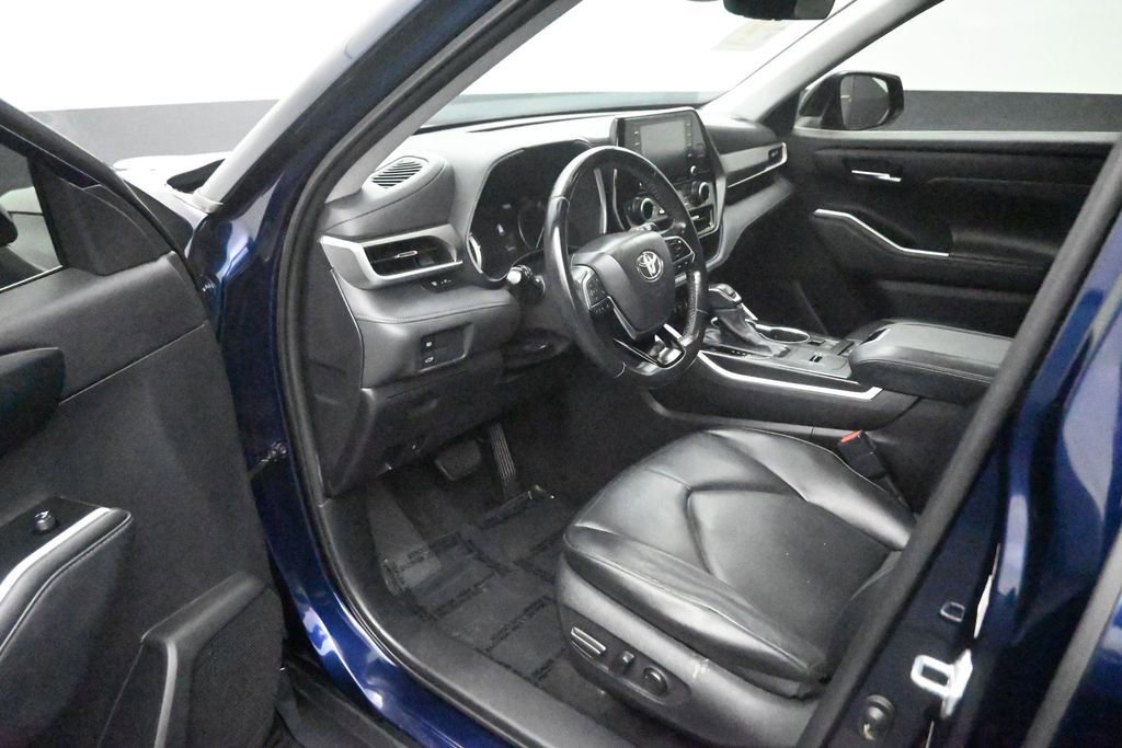 Used 2021 Toyota Highlander XLE FWD image 11
