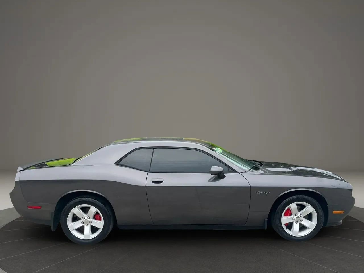 Used 2014 Dodge Challenger SXT RWD image 8