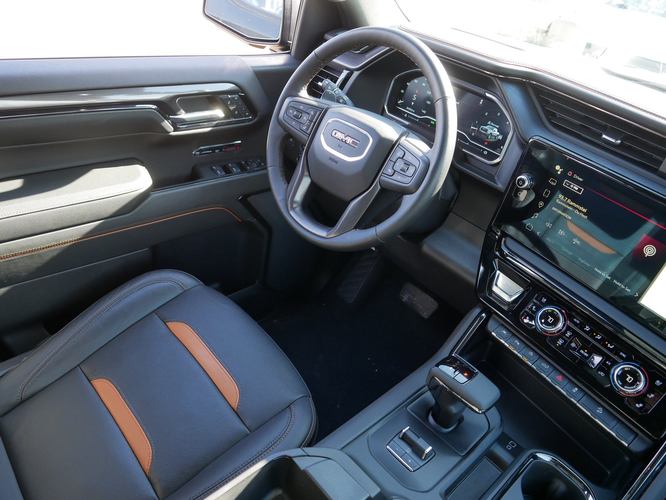 Certified 2024 GMC Sierra 1500 AT4 w/ Technology Package image 9