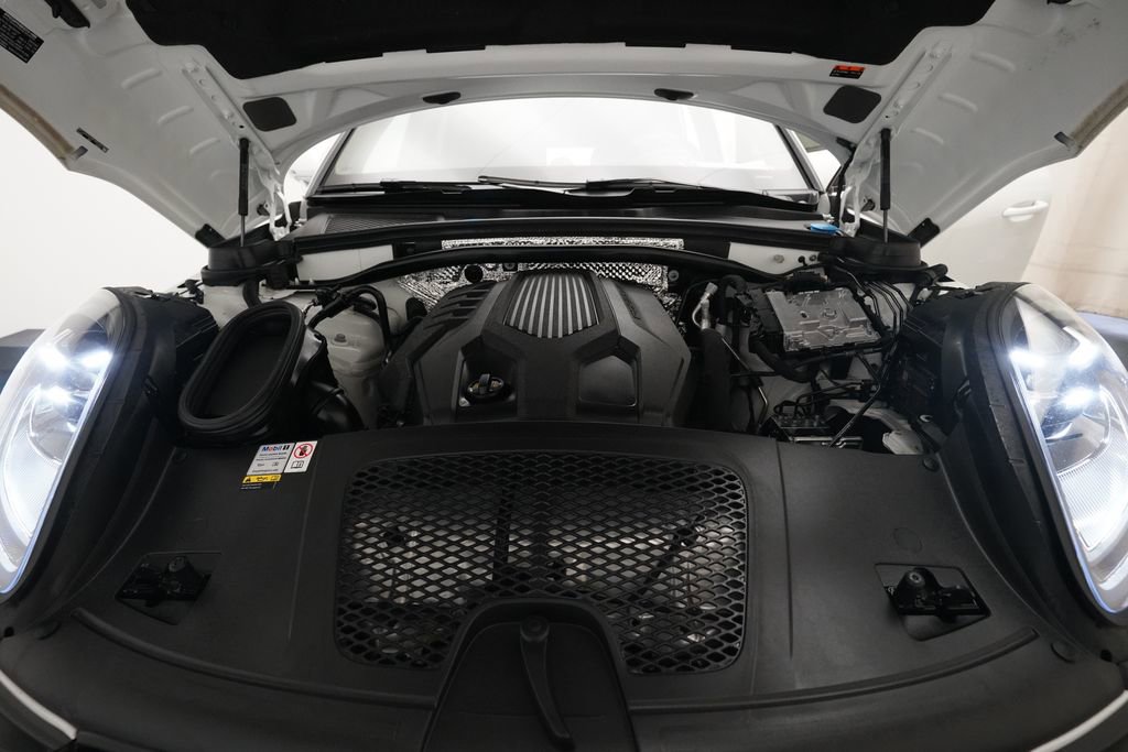 Certified 2023 Porsche Macan image 32