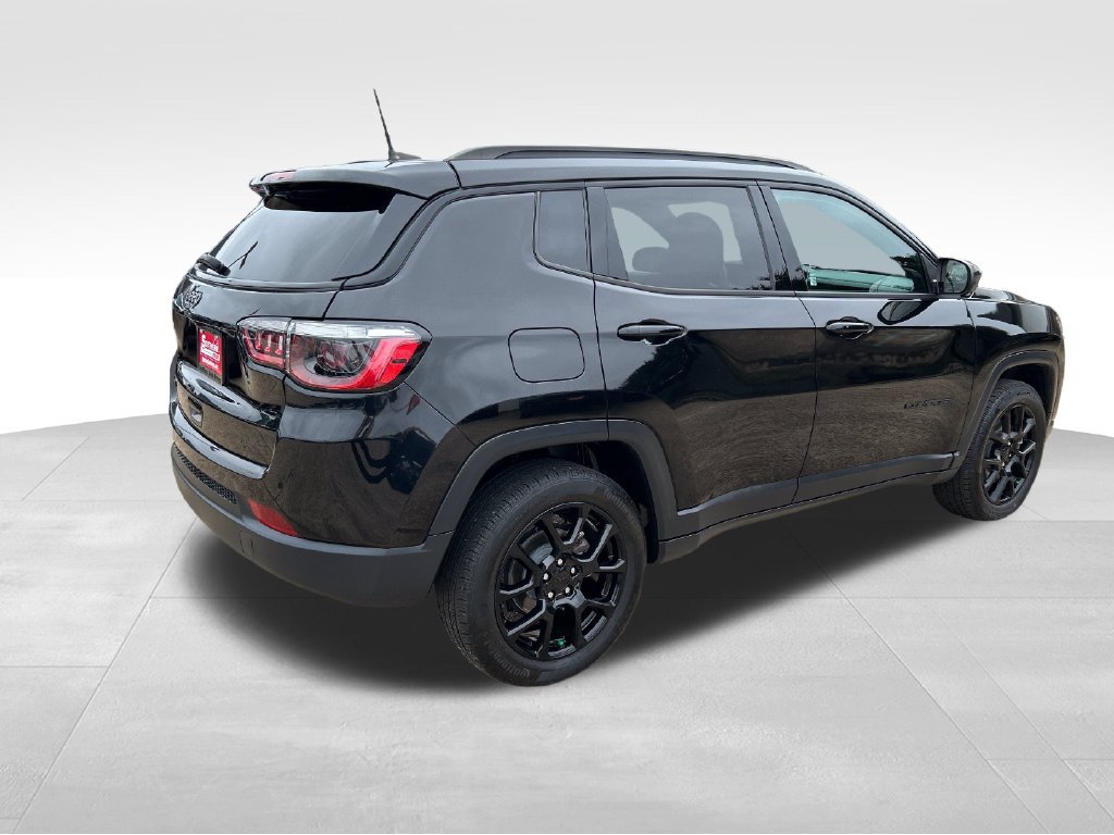 Used 2024 Jeep Compass Latitude w/ Convenience Group AWD/4WD image 5