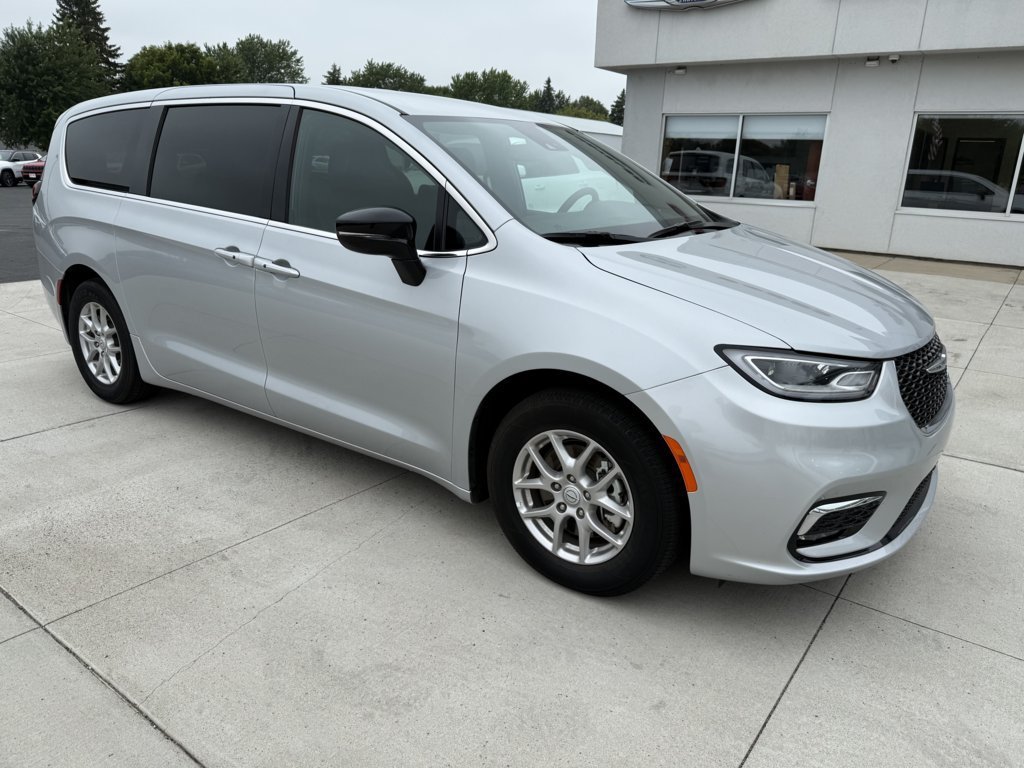 Used 2026 Chrysler Pacifica Select FWD image 1