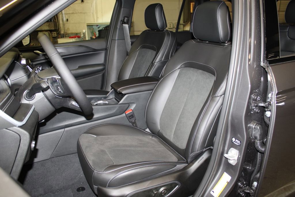 New 2025 Jeep Grand Cherokee Altitude image 25