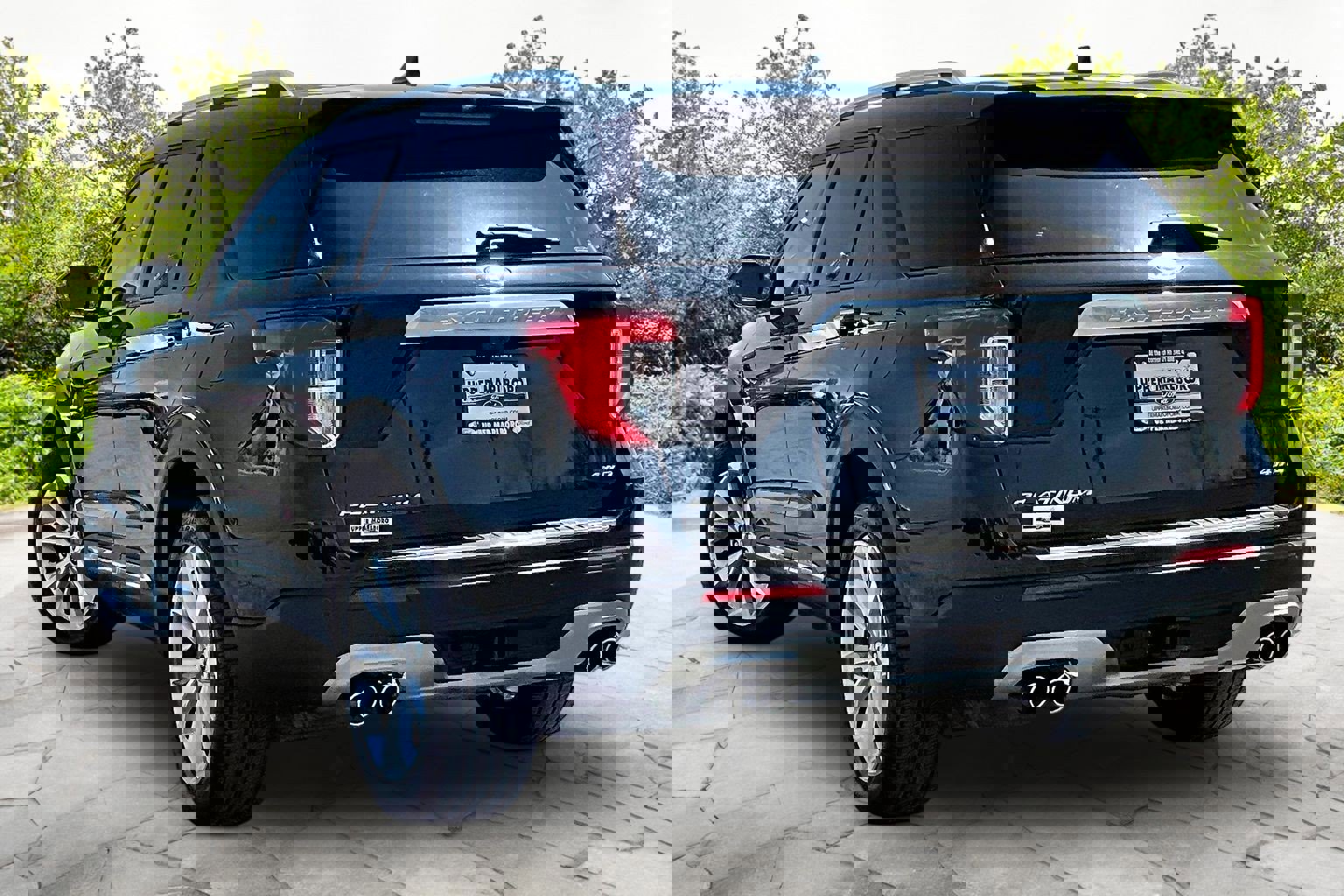 Used 2024 Ford Explorer Platinum w/ Technology Package image 2