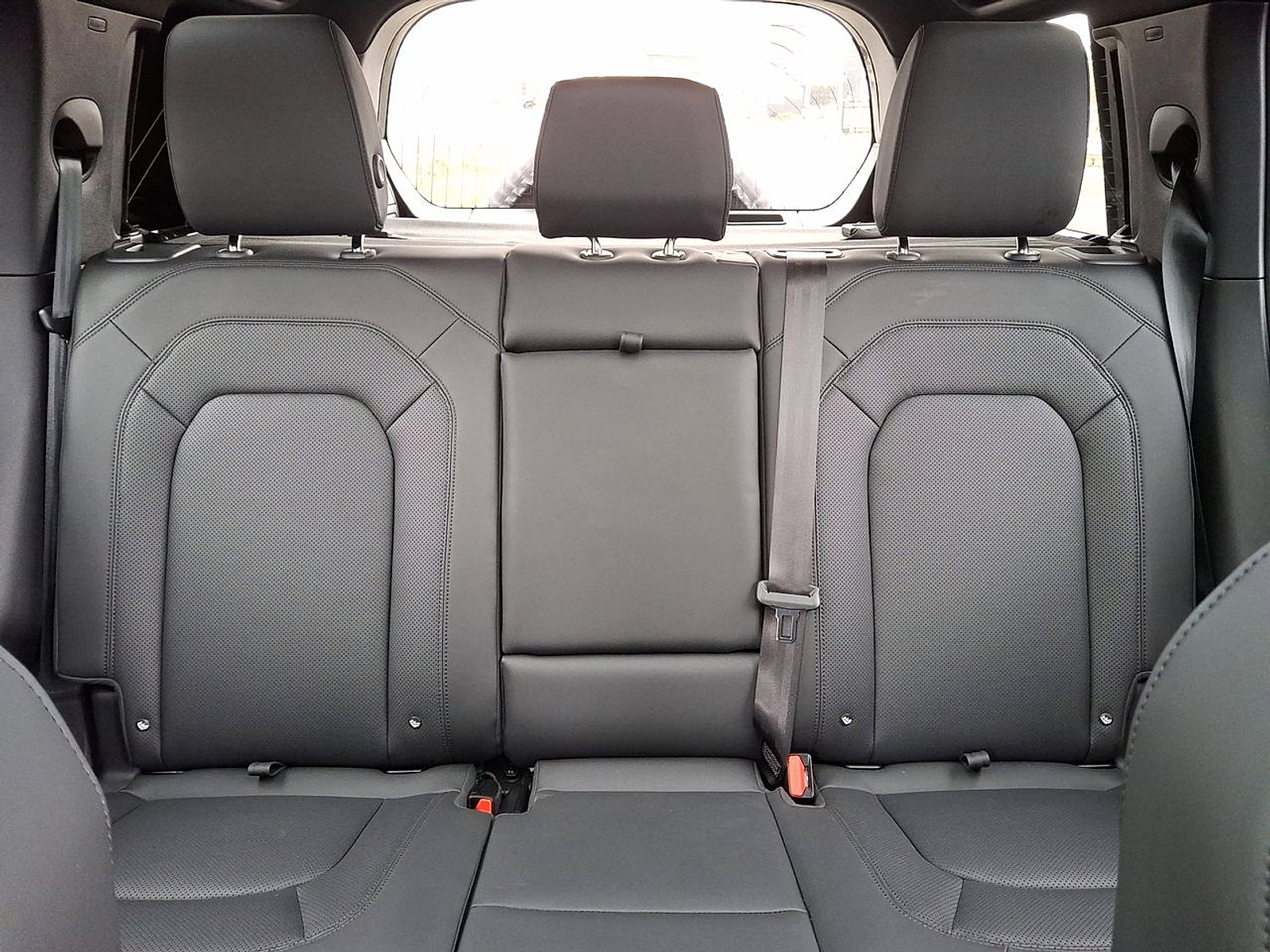 Certified 2025 Land Rover Defender 110 X-Dynamic SE image 13