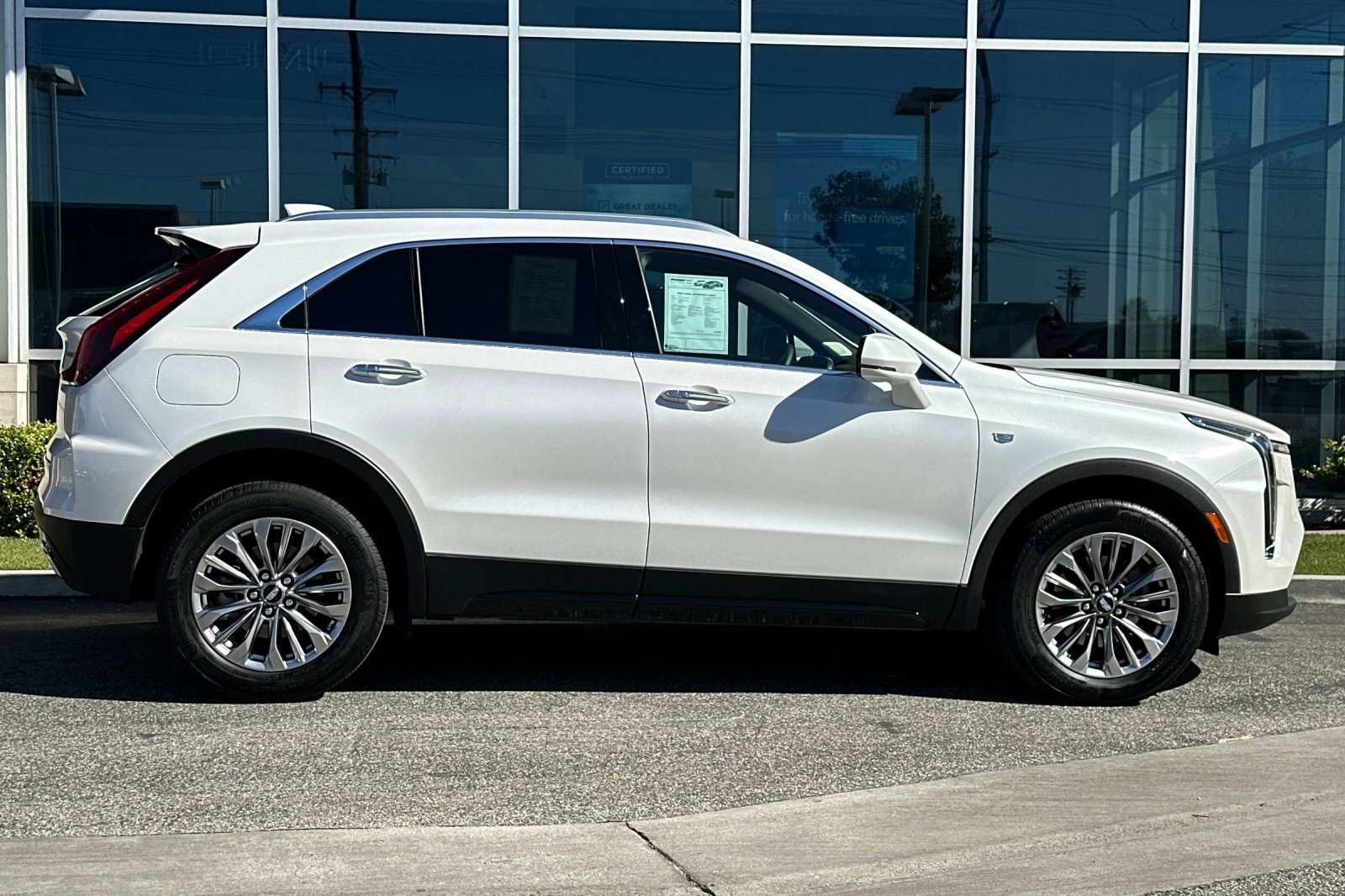 Used 2024 Cadillac XT4 Premium Luxury image 3