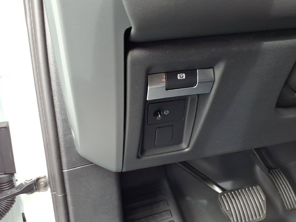 New 2026 Land Rover Defender 110 X-Dynamic SE AWD/4WD image 13