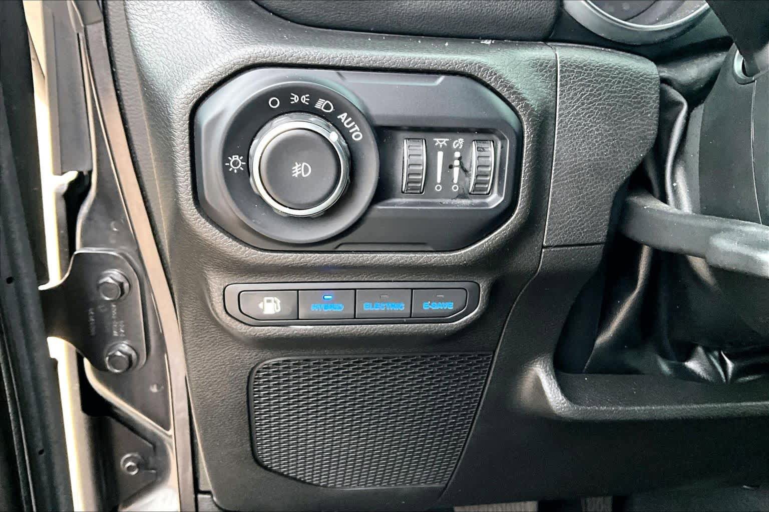 Used 2022 Jeep Wrangler Unlimited Sahara w/ Cold Weather Group AWD/4WD image 34