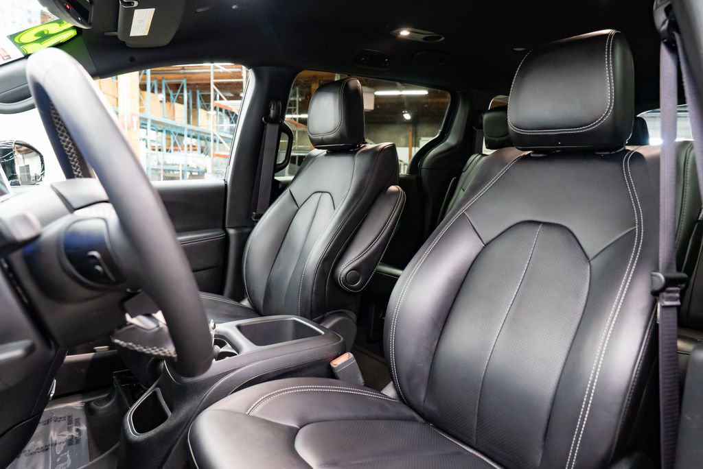 Used 2025 Chrysler Pacifica Select image 22