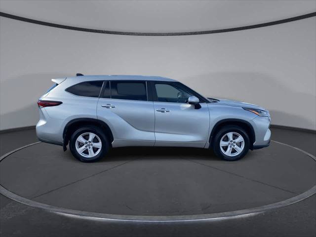 Certified 2024 Toyota Highlander LE AWD/4WD image 2