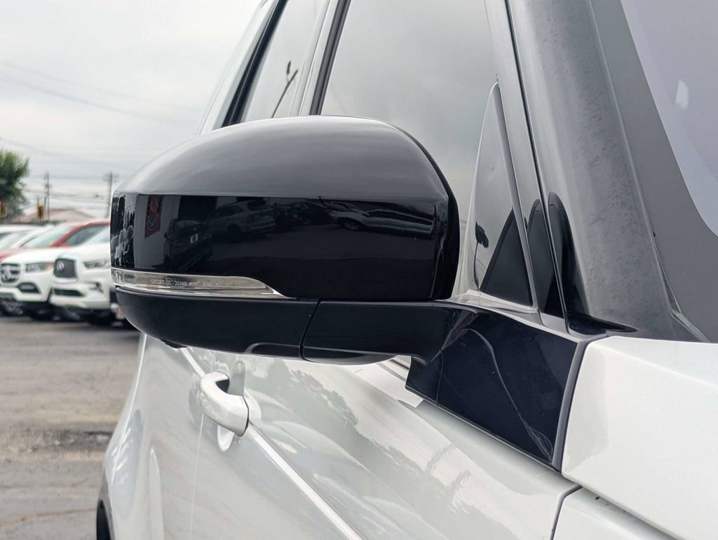 Used 2018 Land Rover Discovery HSE AWD/4WD image 13