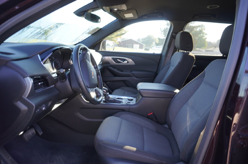 Used 2023 Chevrolet Traverse LT FWD image 2