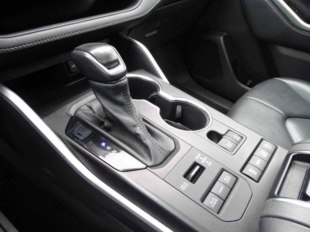 Used 2021 Toyota Highlander XLE image 30