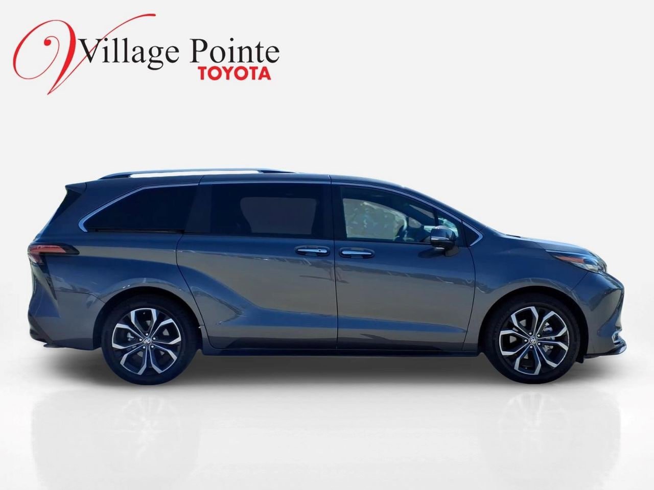 Used 2025 Toyota Sienna Platinum FWD image 9