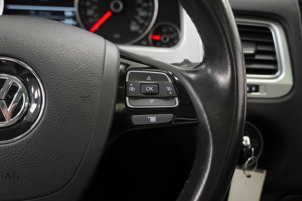Used 2016 Volkswagen Touareg VR6 image 38