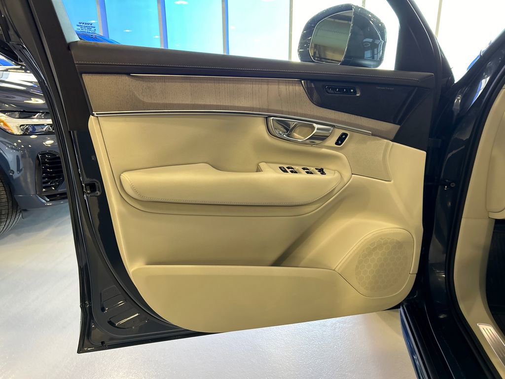 Certified 2025 Volvo XC90 T8 Ultra image 9