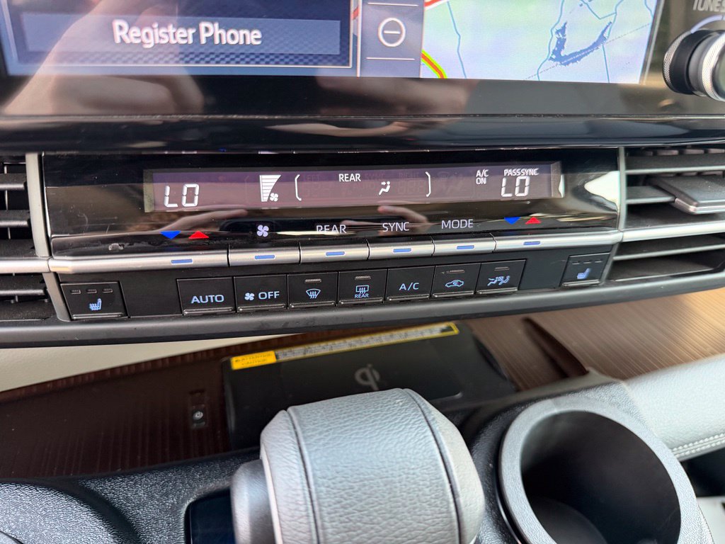 Used 2023 Toyota Sienna XLE w/ XLE Plus Package FWD image 17